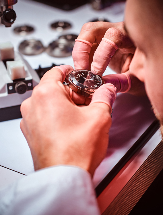 Usa watch repair: watchmaker repairing crystal